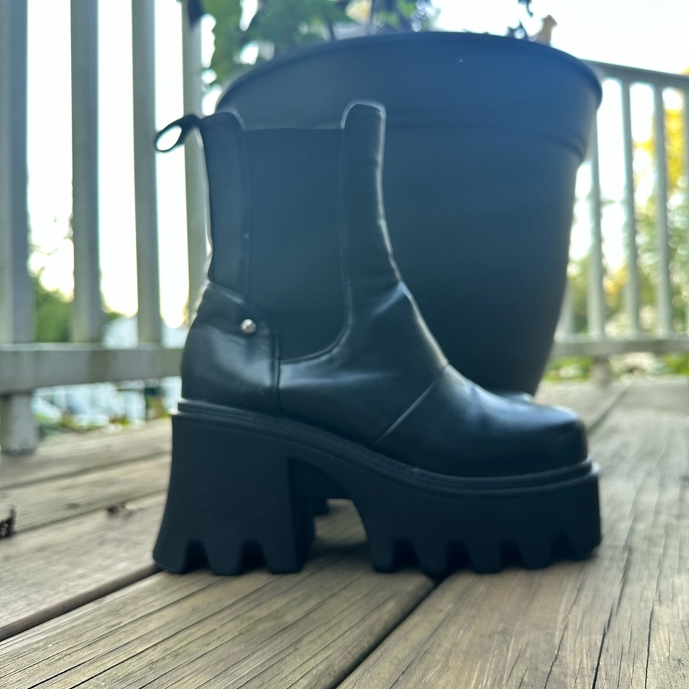 YesStyle Black Chunky Platform Heeled Boots